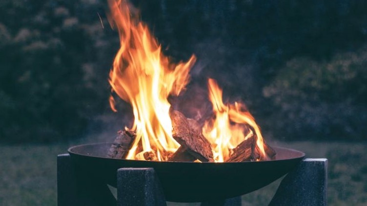 How to Choose Fire Places or Pits That Enhance Your Yard